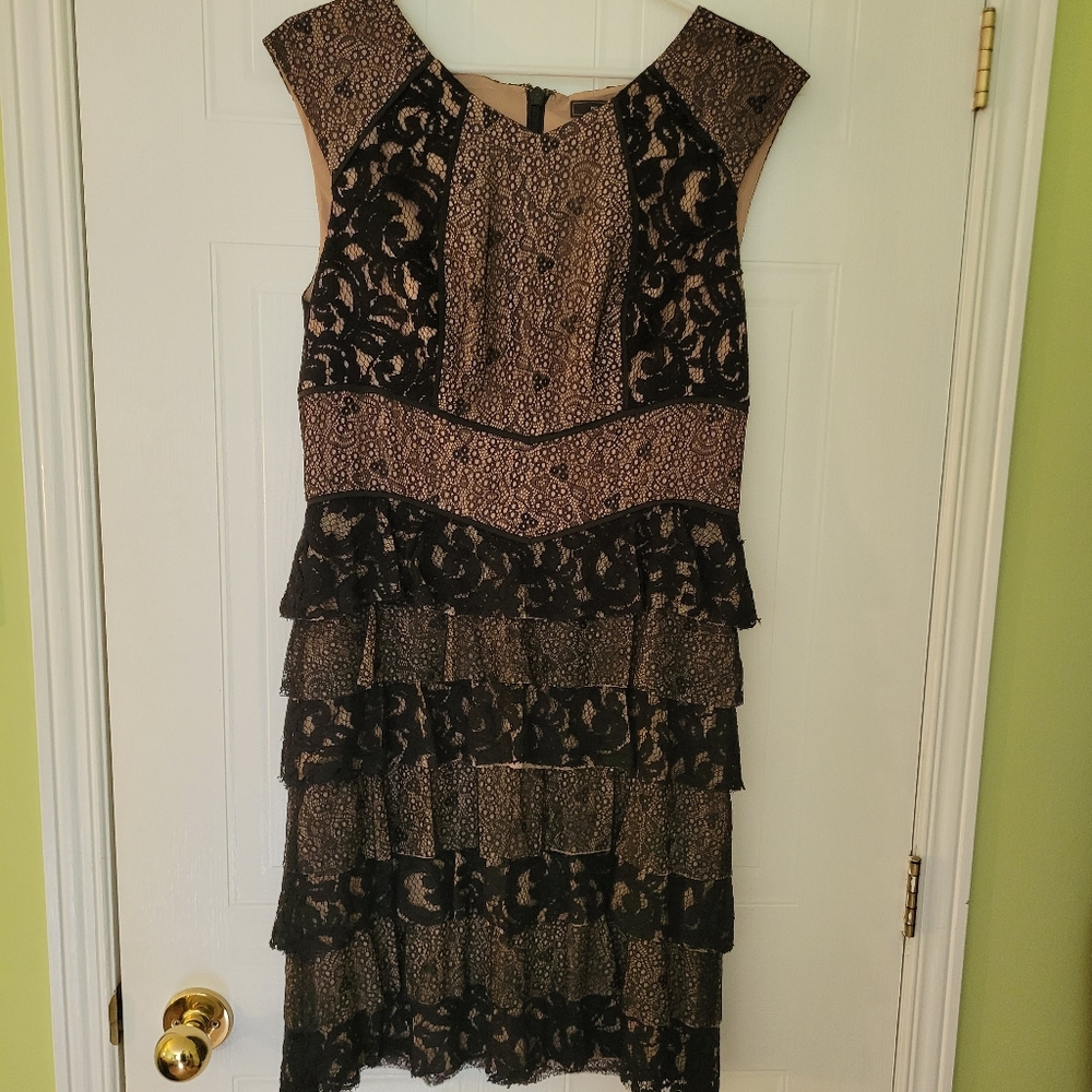 BCBG Maxazria Tiered Black Lace Overlay Sleeveless Dress Zip Back Size 12